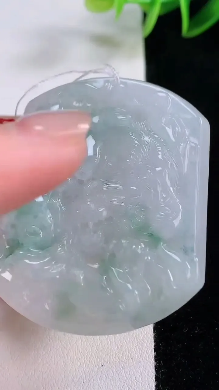 天然A货翡翠冰种飘花生肖虎吊坠，尺寸52.6-43.8-6，重量:32.56g
11月24日