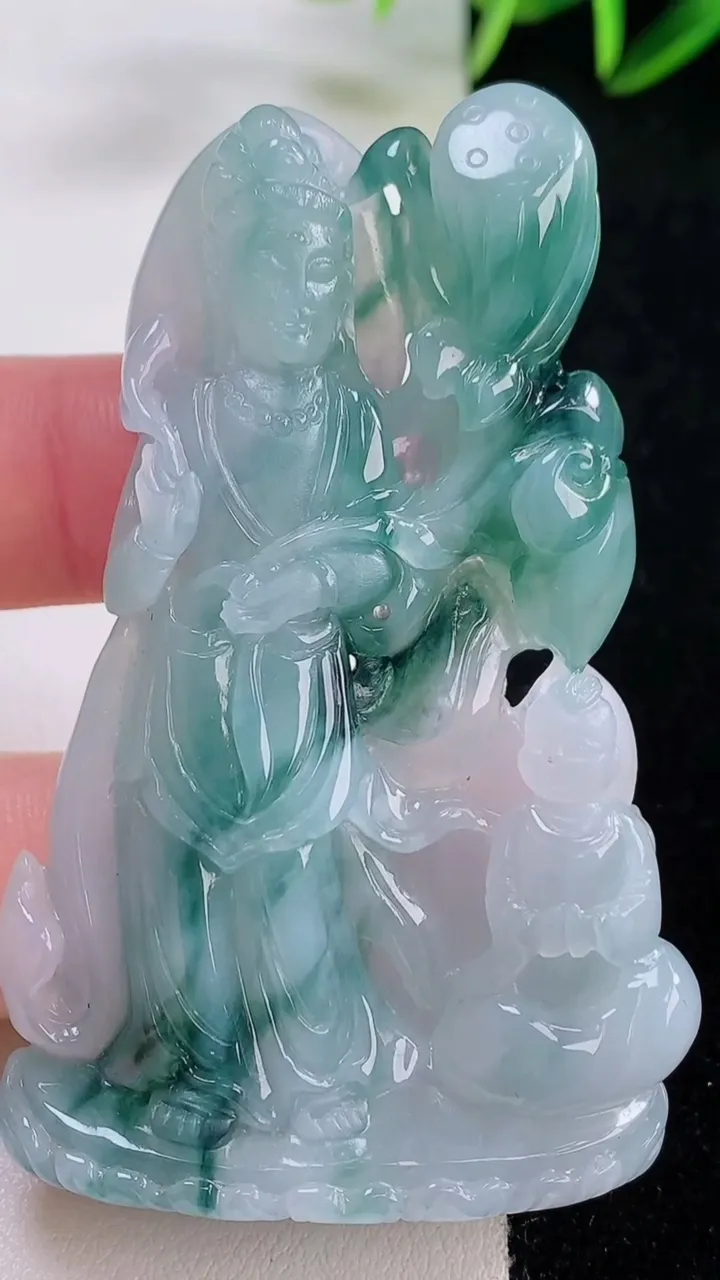 天然A货翡翠冰种飘花大势至菩萨吊坠，尺寸64-39.3-10.2，重量:38.83g
11月24日