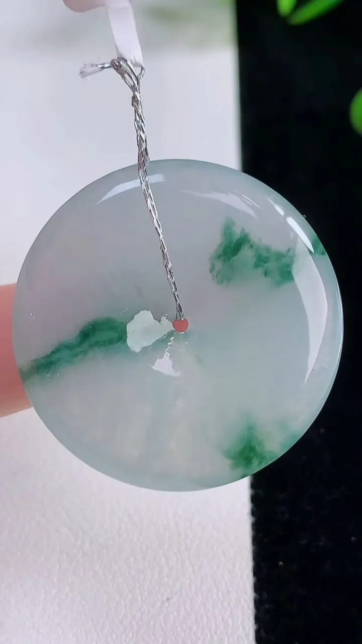 天然A货翡翠冰种飘花平安扣吊坠，尺寸34.2-5.5，重量:14.96g
11月24日