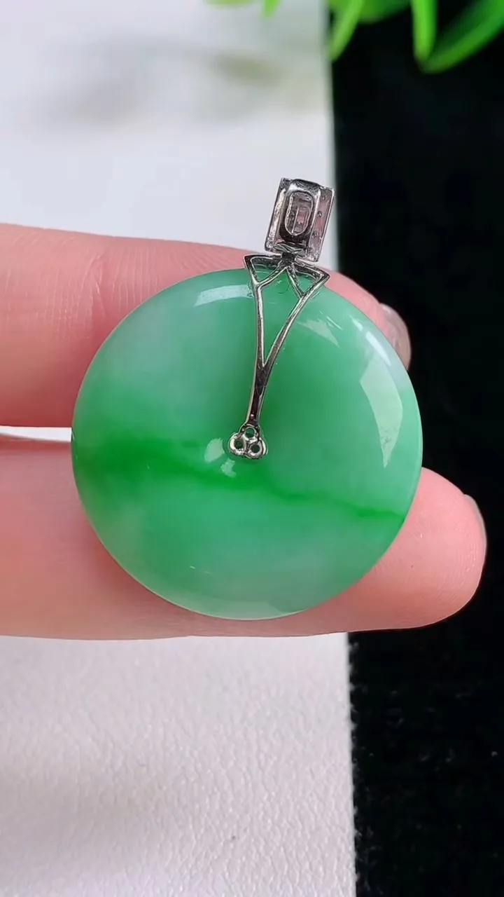 天然A货翡翠平安扣吊坠，尺寸26-6.4，重量:10.19g
11月24日