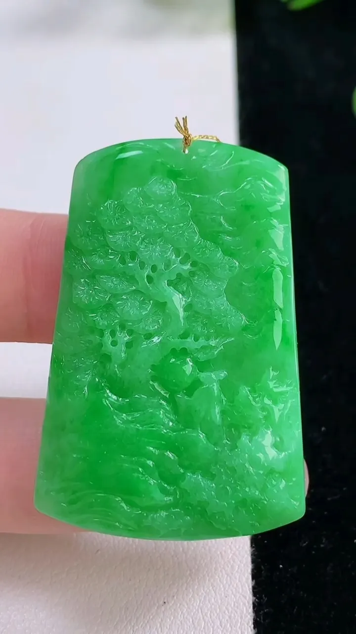 天然A货翡翠山水牌吊坠，尺寸44.2-29.6-5，重量:13.79g
11月24日