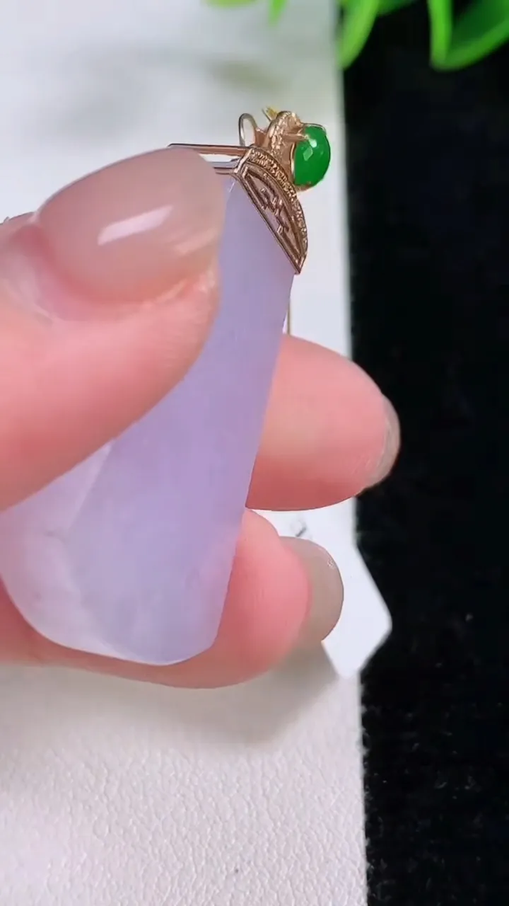 天然A货翡翠18K金紫罗兰无事牌吊坠，尺寸36-21.4-6.1，重量:12.14g
11月24日