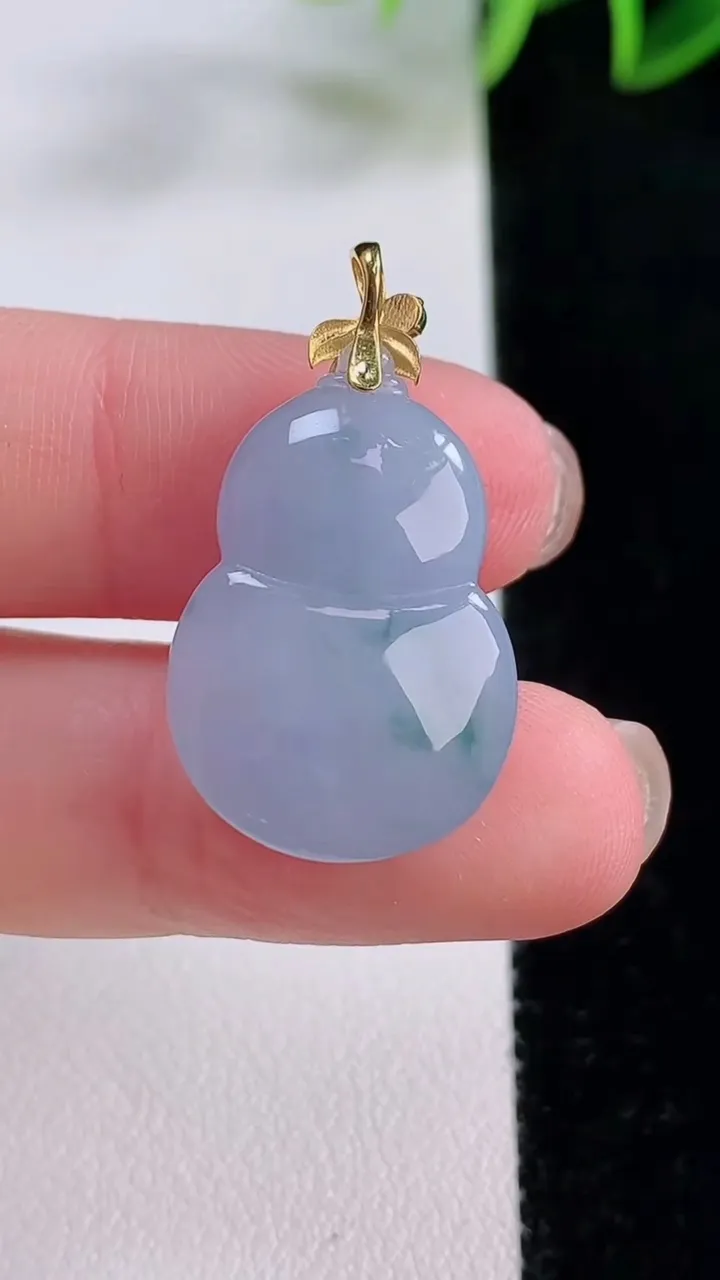 天然A货翡翠18K金紫罗兰飘花葫芦吊坠，尺寸22.6-16-8.6，重量:5.65g
11月24日