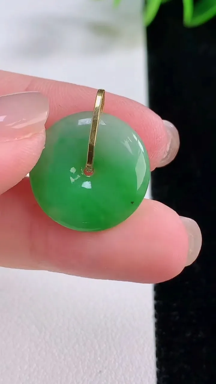天然A货翡翠平安扣吊坠，尺寸18.2-3.7，重量:3.09g
11月24日