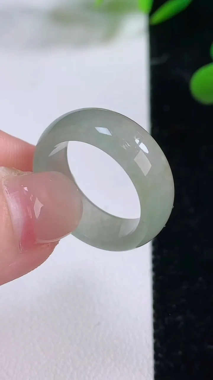 天然A货翡翠指环戒指，尺寸17.5-7.5-3.5，重:4.52g2025年11月24日
工厂直销收藏佳品,种好水足，色泽均匀，有种有色，上手高大气！