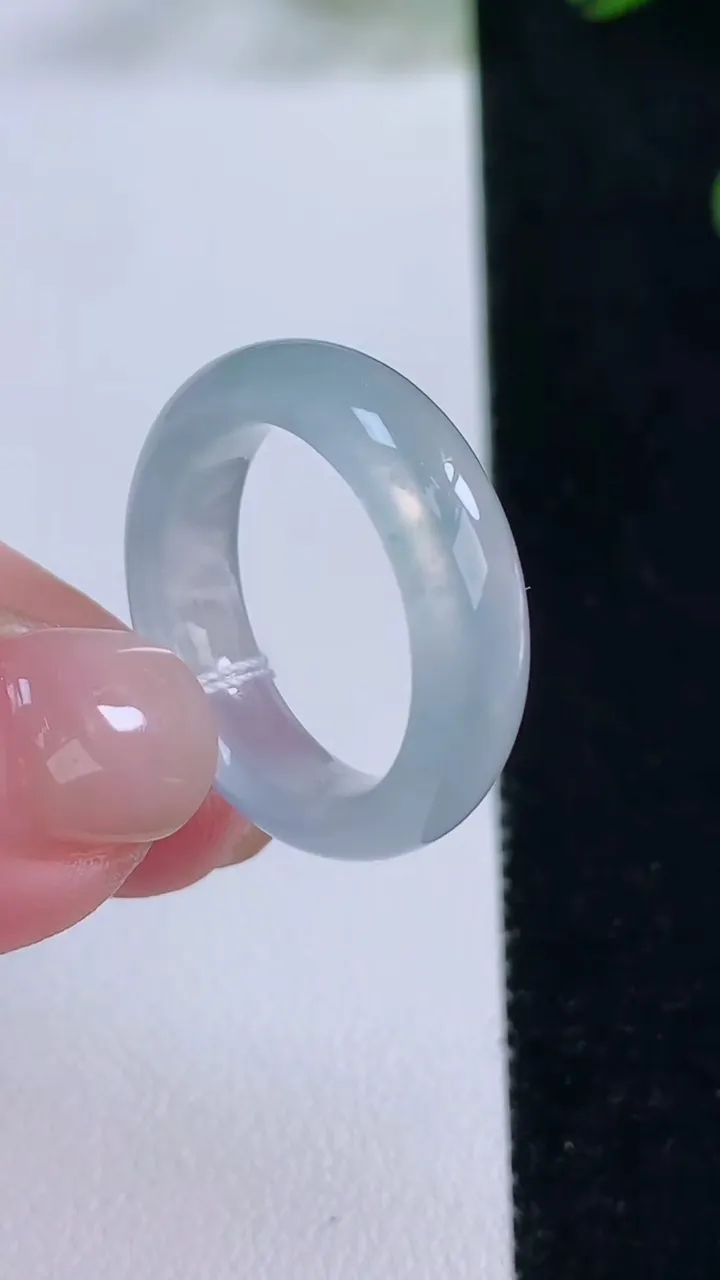 天然A货翡翠种飘花指环戒指，尺寸18-5.8-3.4，重量:4.53g2025年11月24日
工厂直销收藏佳品,种好水足，色泽均匀，有种有色，上手高大气！