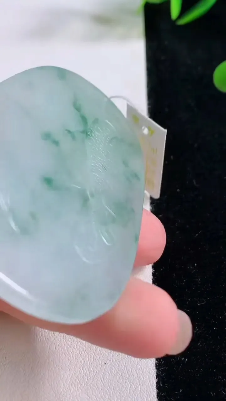 天然A货翡翠种飘花御龙虚空藏菩萨吊坠，尺寸69.7-43.7-5.7，重量:39.16g
11月24日