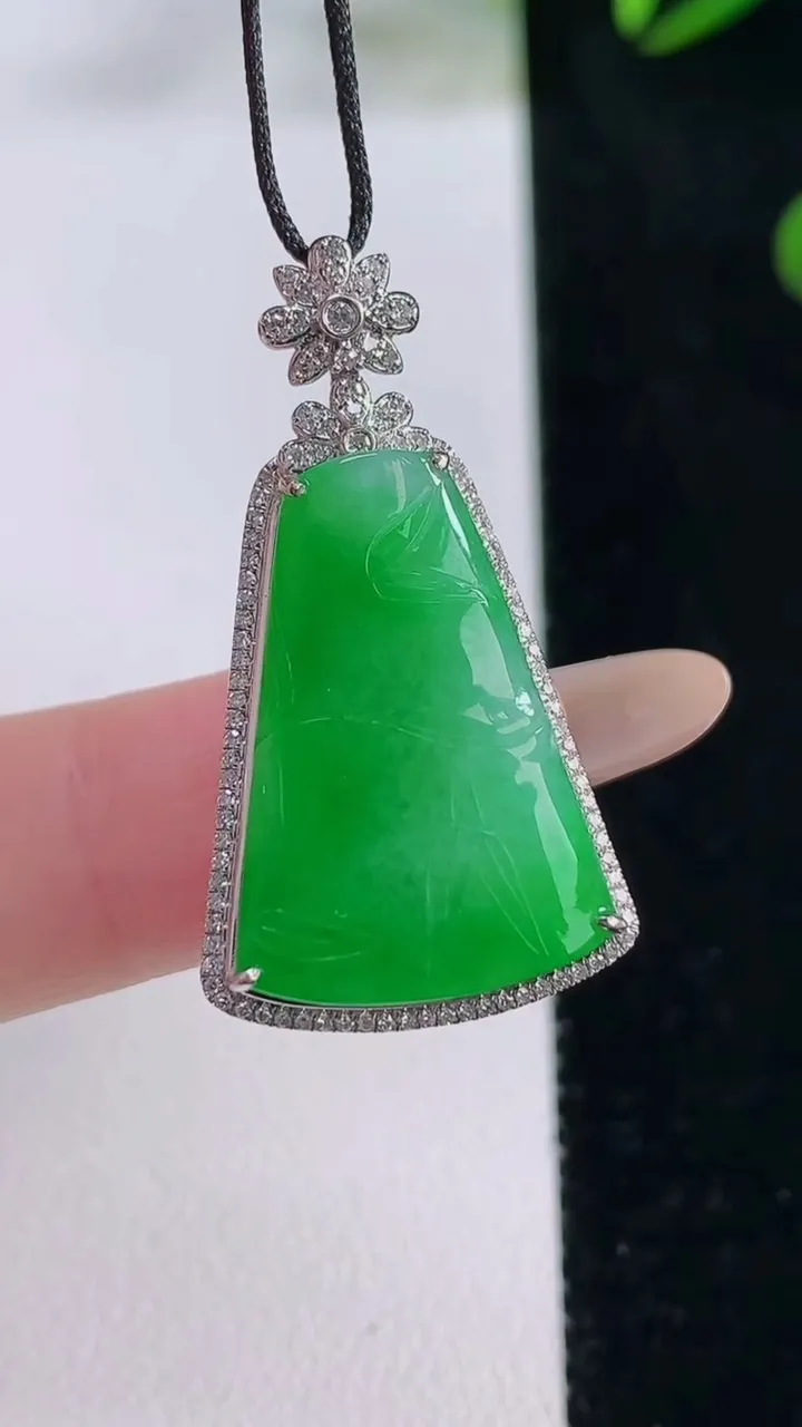 天然A货翡翠节节高升 竹节吊坠，尺寸33.4-18.6-7.7，裸石23.4-16重量:5.46g
11月24日