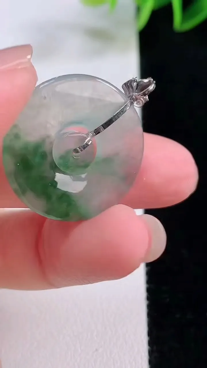 天然A货翡翠种飘花母子平安扣吊坠，尺寸24.5-3，重量:4.06g
11月24日