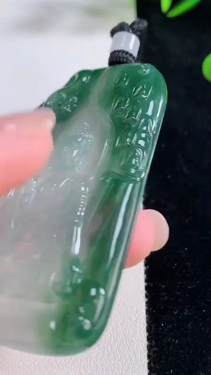 天然A货翡翠阿弥陀佛吊坠，尺寸64-37.5-4.8，重量:31.57g
11月24日