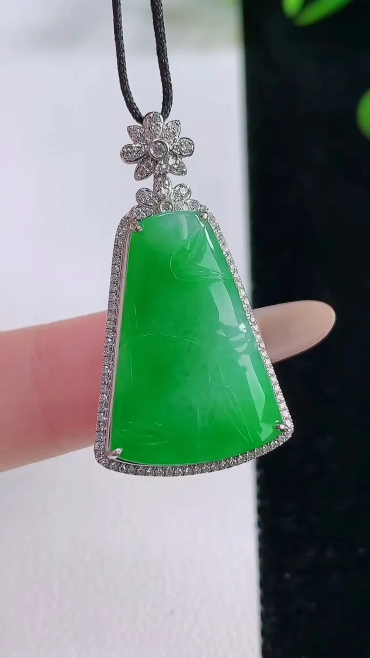 天然A货翡翠节节高升 竹节吊坠，尺寸33.4-18.6-7.7，裸石23.4-16重量:5.46g
