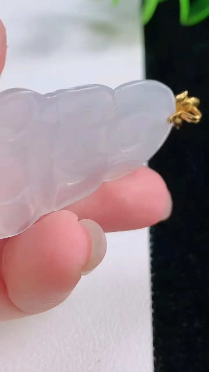 天然A货翡翠种白冰观音菩萨吊坠，尺寸43.3-26.6-3.9，重量:8.36g
11月24日