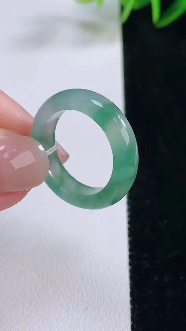 天然A货翡翠冰种飘花指环戒指，尺寸18-5.1-3，重量:4.08g2025年11月24日
工厂直销收藏佳品,种好水足，色泽均匀，有种有色，上手高大气！