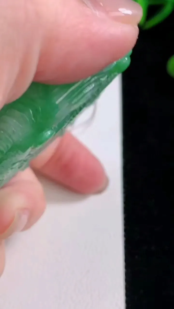 天然A货翡翠龙牌吊坠，尺寸57-13.8，重量:83.88g
11月24日