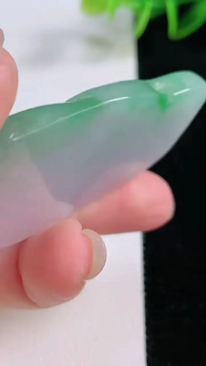 天然A货翡翠生肖马吊坠，尺寸49-31.5-6.2，重量:20.96g
11月24日