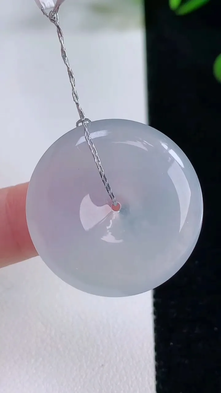 天然A货翡翠种白冰平安扣吊坠，尺寸29-6，重量:11.04g
11月24日