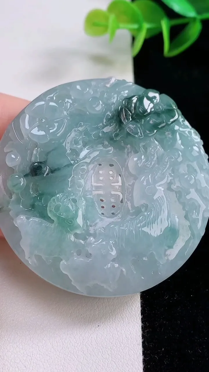 天然A货翡翠冰种飘花生肖羊吊坠，尺寸56-13.5，重量:86.07g
11月24日