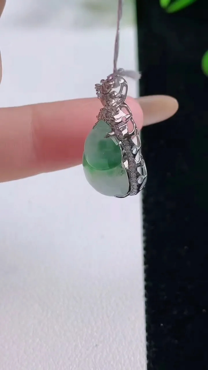 天然A货翡翠葫芦吊坠，尺寸25.9-13-8，裸石15-11.4重量:2.45g
11月24日