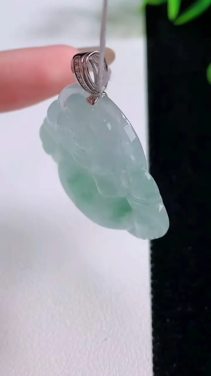 天然A货翡翠种飘花佛公吊坠，尺寸33.3-36.5-6.9，重量:13.23g
11月24日