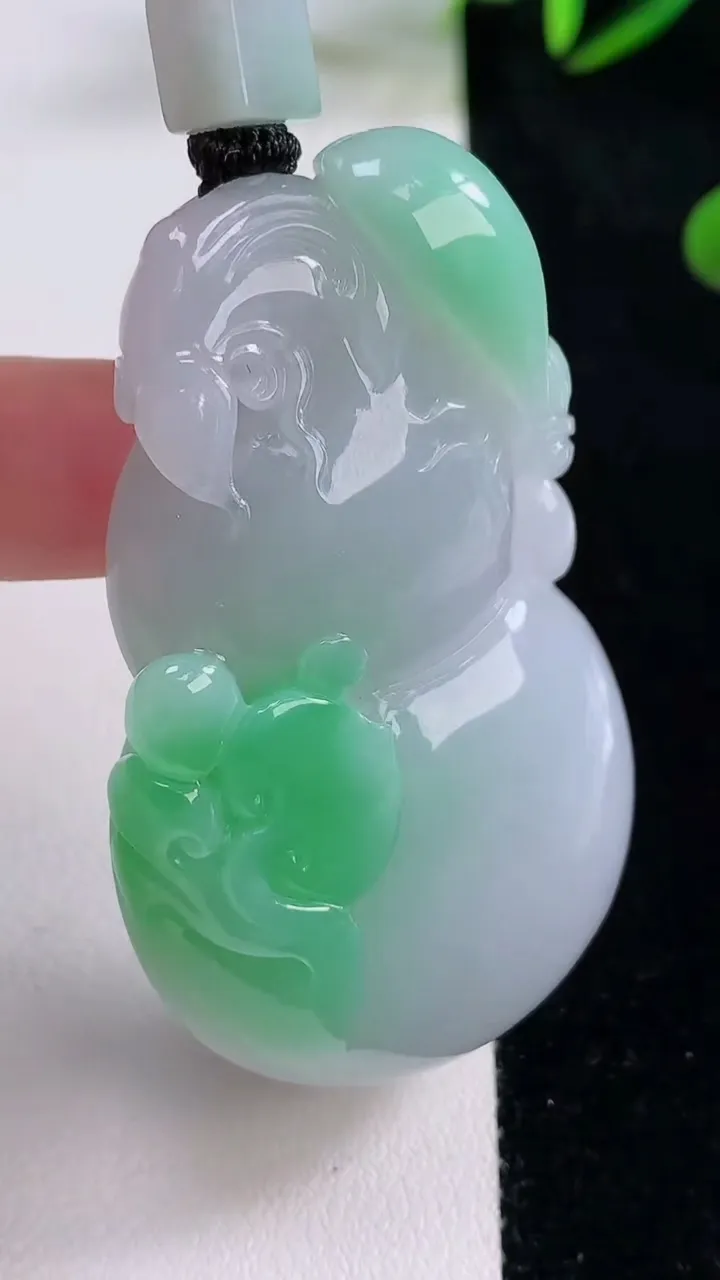 天然A货翡翠葫芦吊坠，尺寸58.7-34.6-10.2，重量:47.60g
11月24日