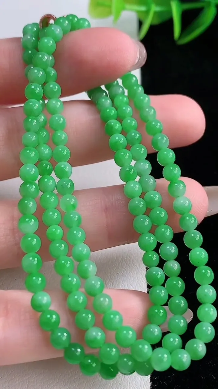天然A货翡翠小米珠项链，尺寸3.4-140颗，重量:16.55g11月24日
工厂直销收藏佳品,种好水足，色泽均匀，有种有色，上手高大气！