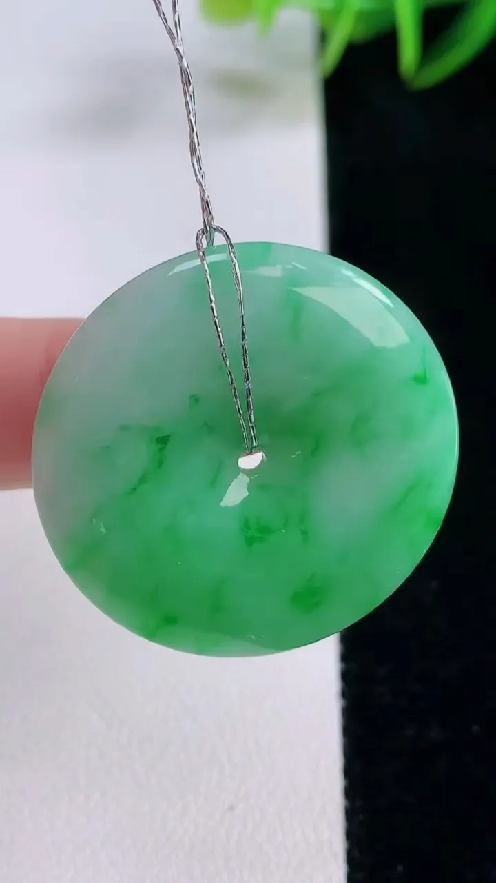 天然A货翡翠平安扣吊坠，尺寸32.4-6.1，重量:14.56g
11月24日