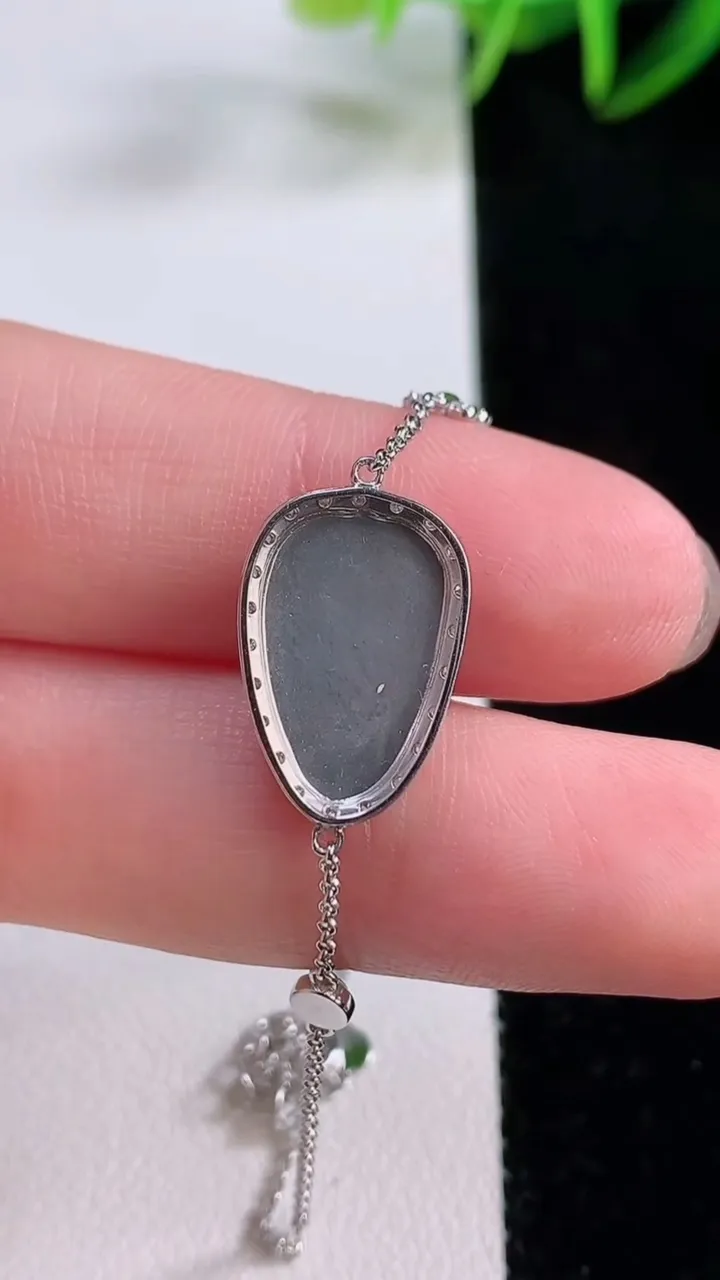 天然A货翡翠金枝玉叶 叶子吊坠，尺寸14.5-9-4.8，重量:2.41g
11月24日