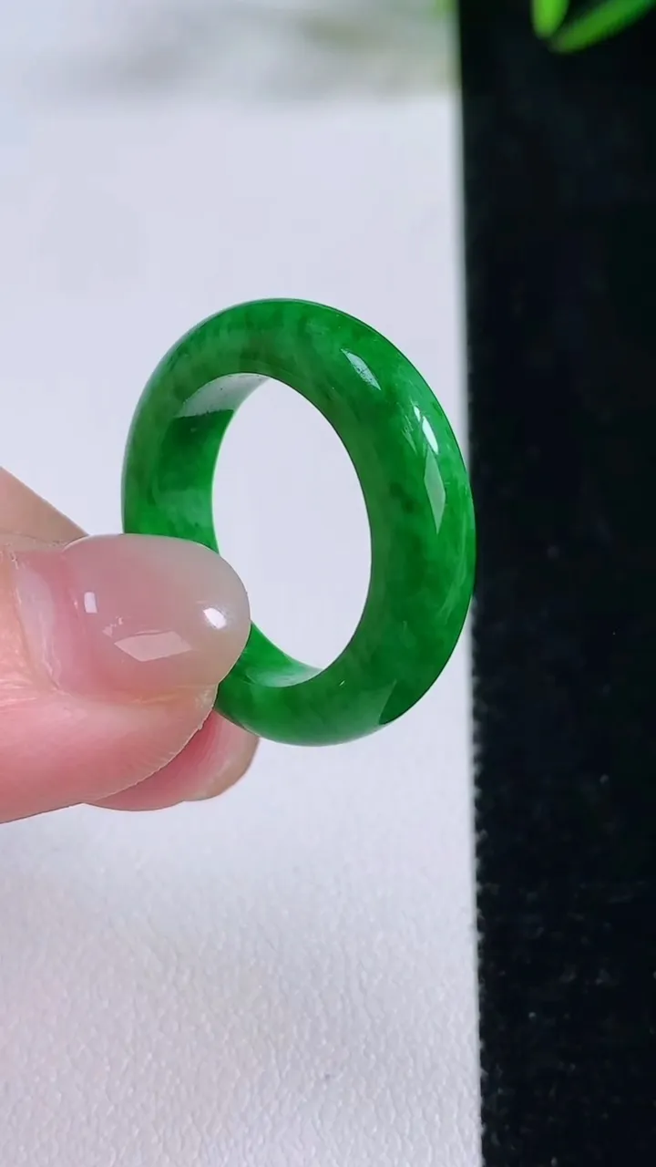 天然A货翡翠指环戒指，尺寸18.4-5.6-3.7，重量:5.10g2025年11月24日
工厂直销收藏佳品,种好水足，色泽均匀，有种有色，上手高大气！