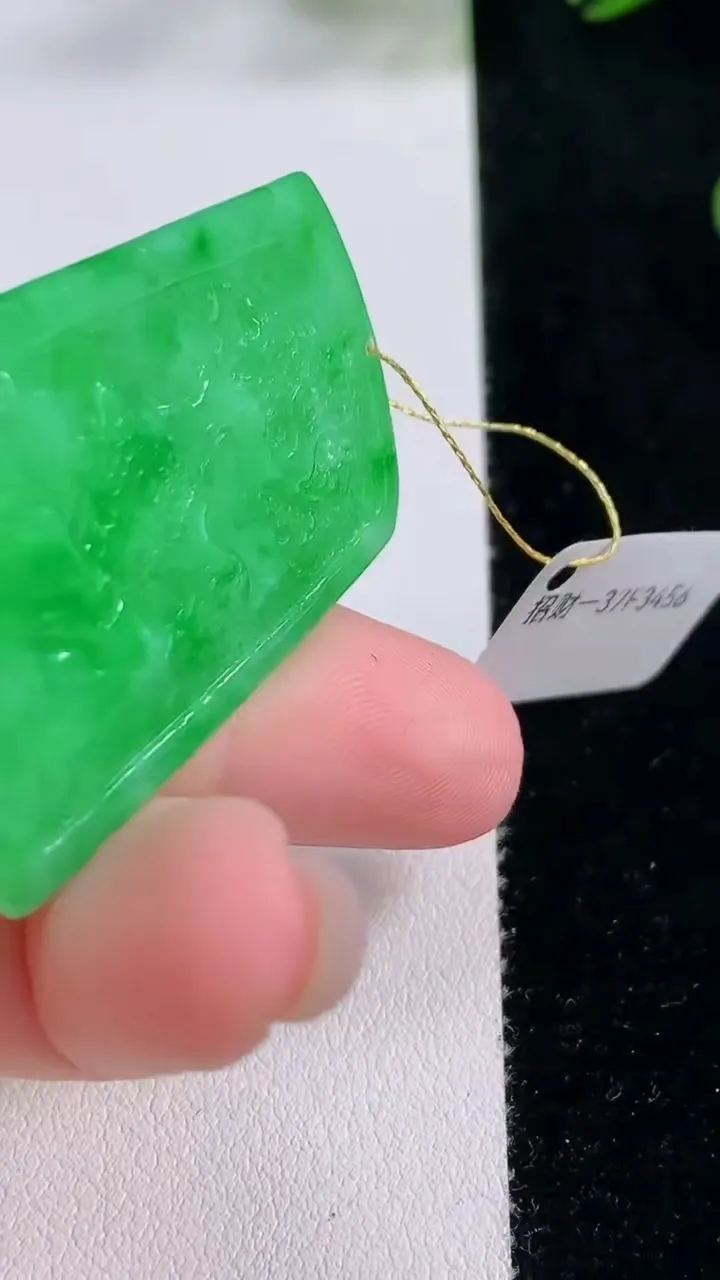 天然A货翡翠山水牌吊坠，尺寸44.2-29.6-5，重量:13.79g
11月24日