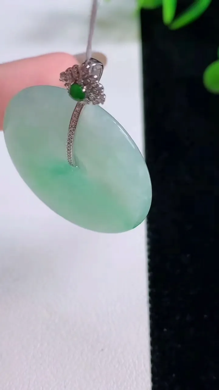 天然A货翡翠平安扣吊坠，尺寸31.7-5，重量:11.72g
11月24日