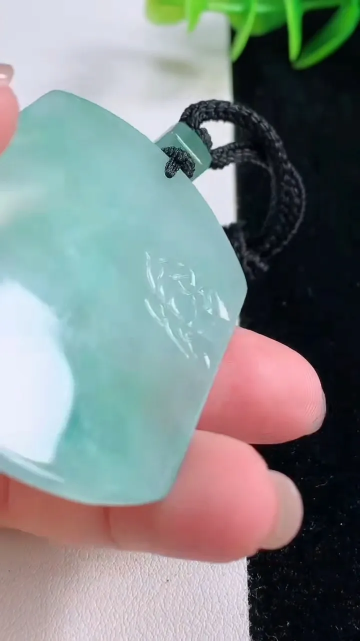 天然A货翡翠阿弥陀佛吊坠，尺寸51.8-41.2-5.8，重量:32.22g
11月24日