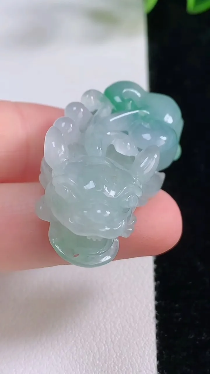 天然A货翡翠貔貅吊坠，尺寸44.5-19.4-12.8，重量:19.57g
11月24日