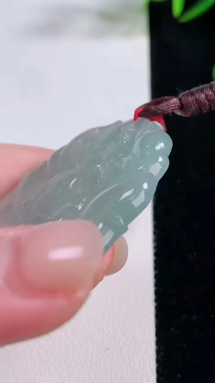 天然A货翡翠大势至菩萨吊坠，尺寸50-42-5.3，重量:22.61g
11月24日