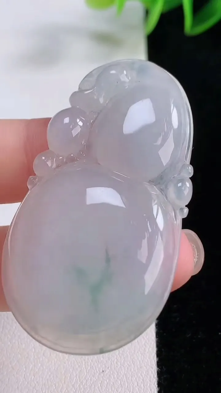 天然A货翡翠冰种飘花葫芦吊坠，尺寸53.8-29.5-6.3，重量:16.90g
11月24日