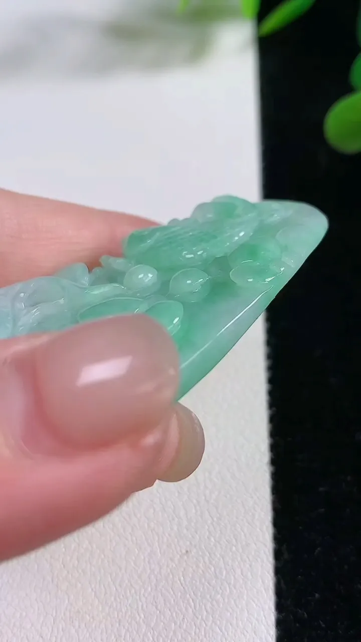 天然A货翡翠年年有余吊坠，尺寸49.2-31-8，重:21.72g
11月24日