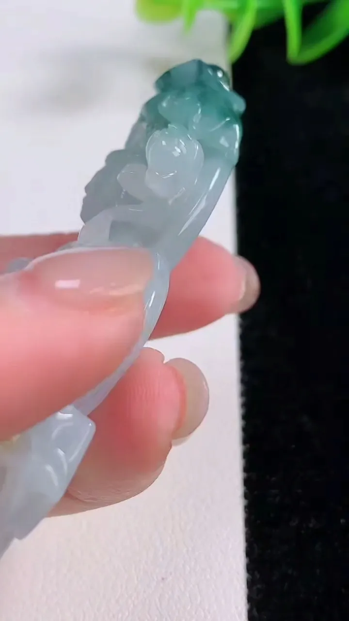 天然A货翡翠飘花大势至菩萨吊坠，尺寸69.7-36.6-10.4，重量:40.63g
11月24日