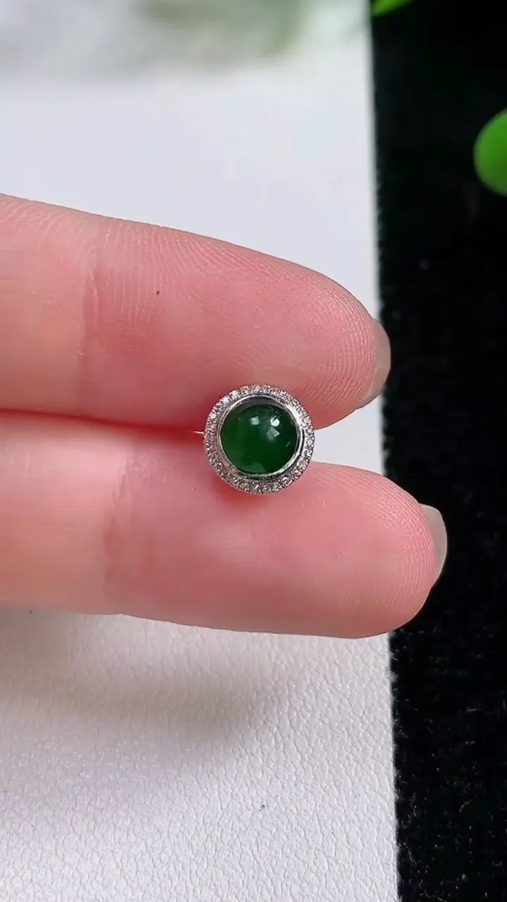 天然A货翡翠蛋面吊坠，尺寸6.2，重:0.57g
11月24日