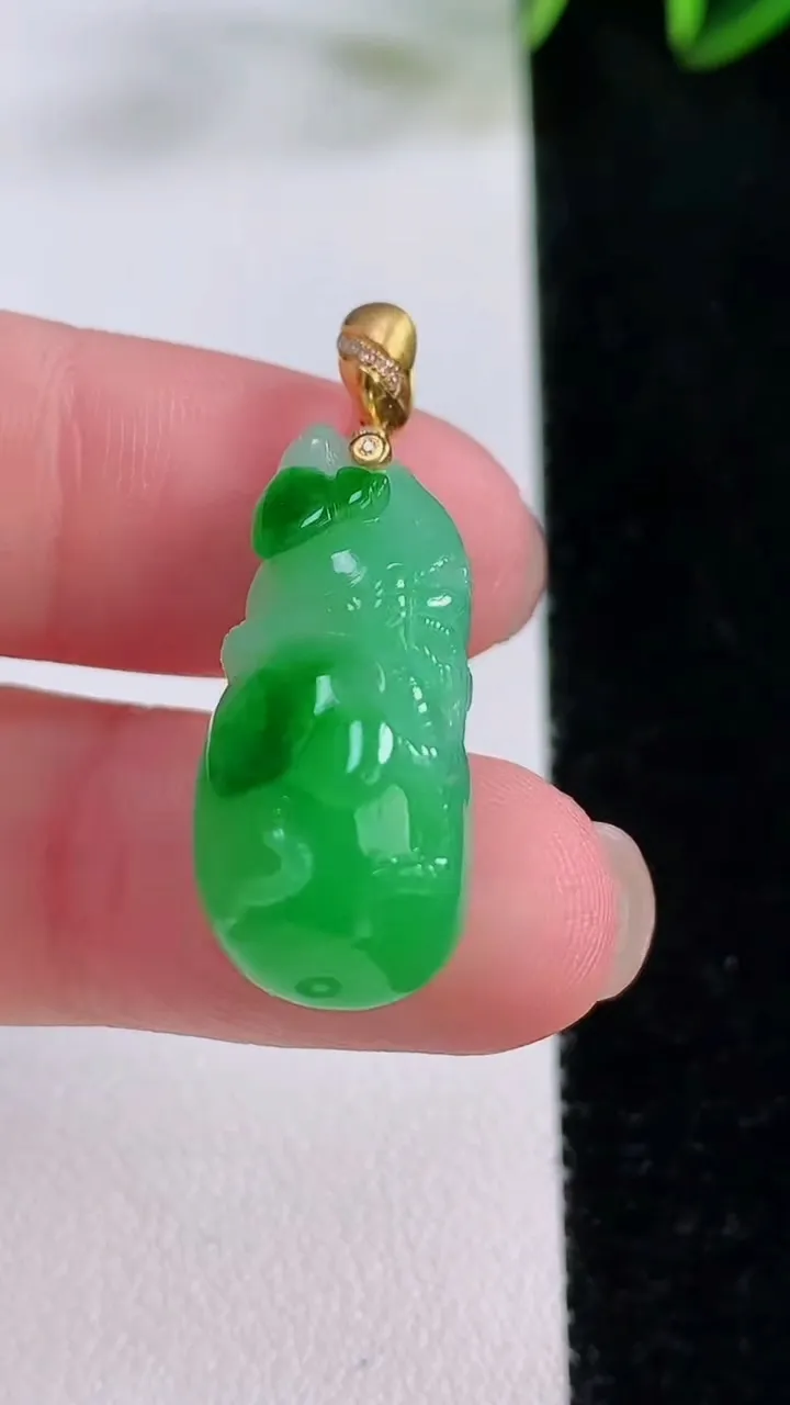 天然A货翡翠葫芦吊坠，尺寸24.8-11-11.2，重量:6.38g
11月24日