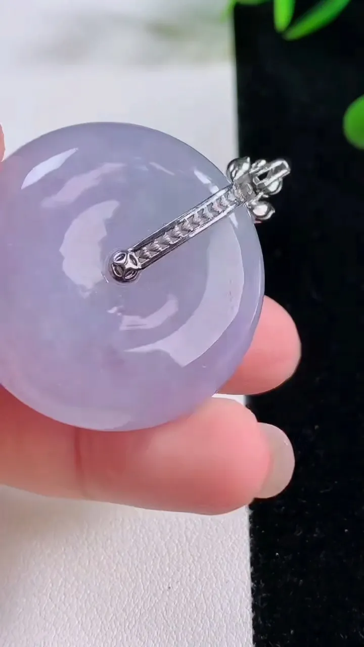 天然A货翡翠18K金紫罗兰平安扣吊坠，尺寸34.6-11.2，重量:30.54g
11月24日