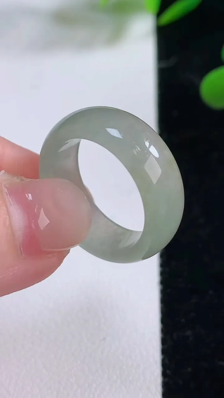 天然A货翡翠指环戒指，尺寸17.5-7.5-3.5，重:4.52g2025年11月24日
工厂直销收藏佳品,种好水足，色泽均匀，有种有色，上手高大气！