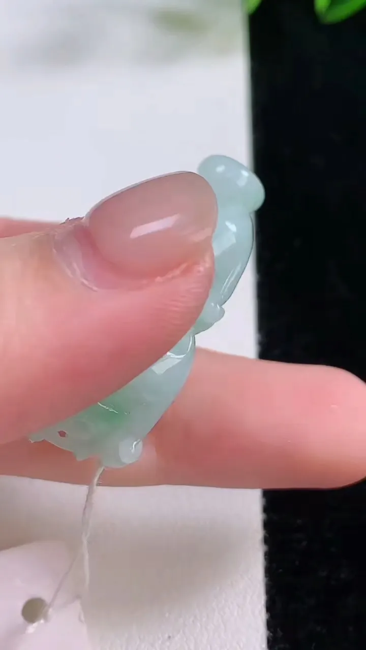 天然A货翡翠貔貅吊坠，尺寸34-20.5-12.7，重量:16.58g
11月24日