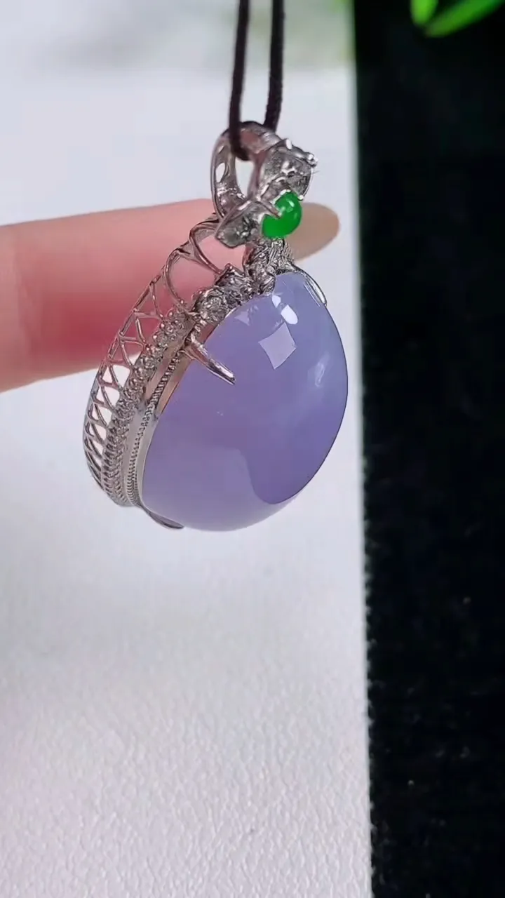 天然A货翡翠18K金紫罗兰蛋面吊坠，尺寸41.6-21.6-15.5，裸石27-19.2重量:13.46g
11月24日