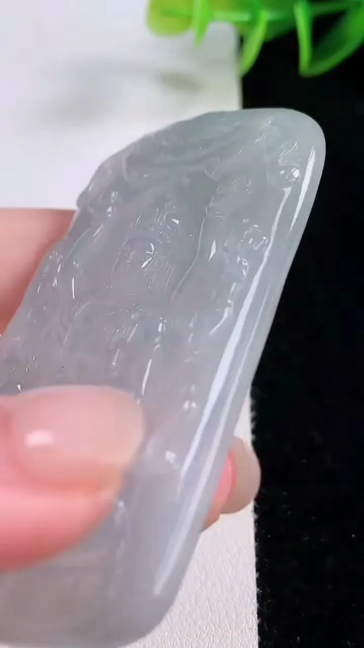 天然A货翡翠紫罗兰飘花千手观音吊坠，尺寸67.5-43.4-5.1，重量:37.33g
11月24日