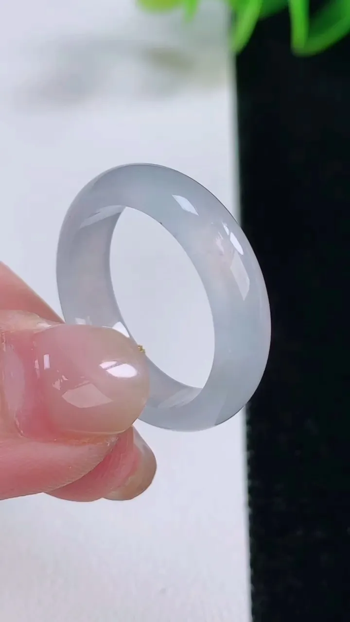 天然A货翡翠指环戒指，尺寸19.7-5.4-2.5，重量:3.67g2025年11月24日
工厂直销