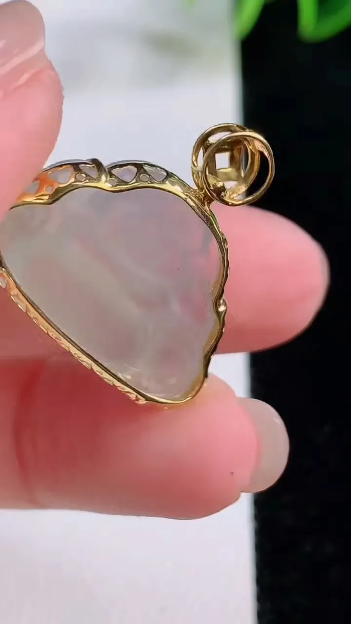 天然A货翡翠种白冰佛公吊坠，尺寸16.3-25-7，重量:3.71g
11月24日