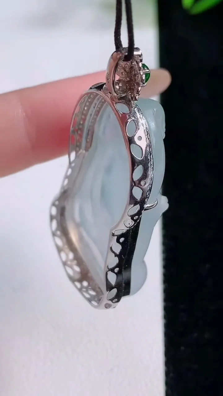 天然A货翡翠种白冰大势至菩萨吊坠，尺寸49.7-23.9-10.4，裸石38-22.2重量:12.20g
11月24日