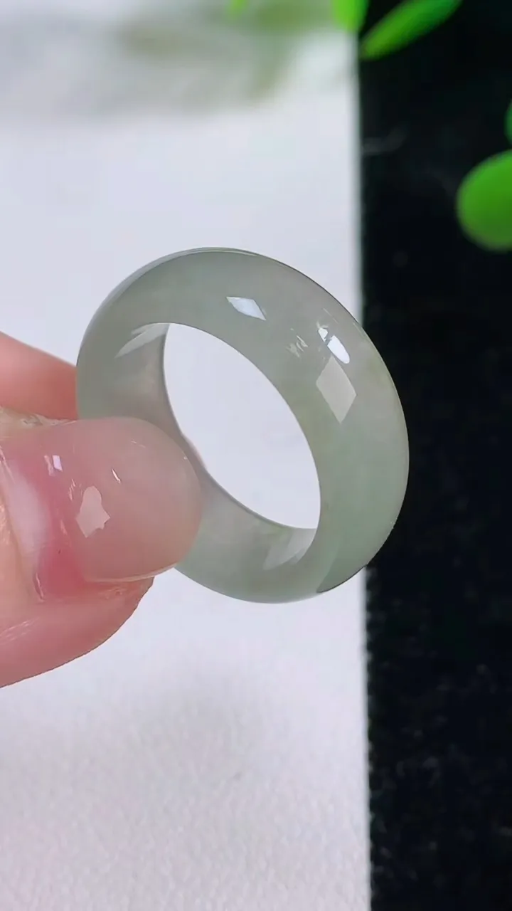 天然A货翡翠指环戒指，尺寸17.5-7.5-3.5，重:4.52g2025年11月24日
工厂直销收藏佳品,种好水足，色泽均匀，有种有色，上手高大气！