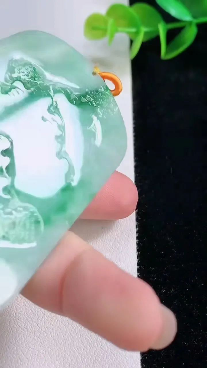 天然A货翡翠山水牌吊坠，尺寸76-47.7-5.2，重量:46.97g
11月24日