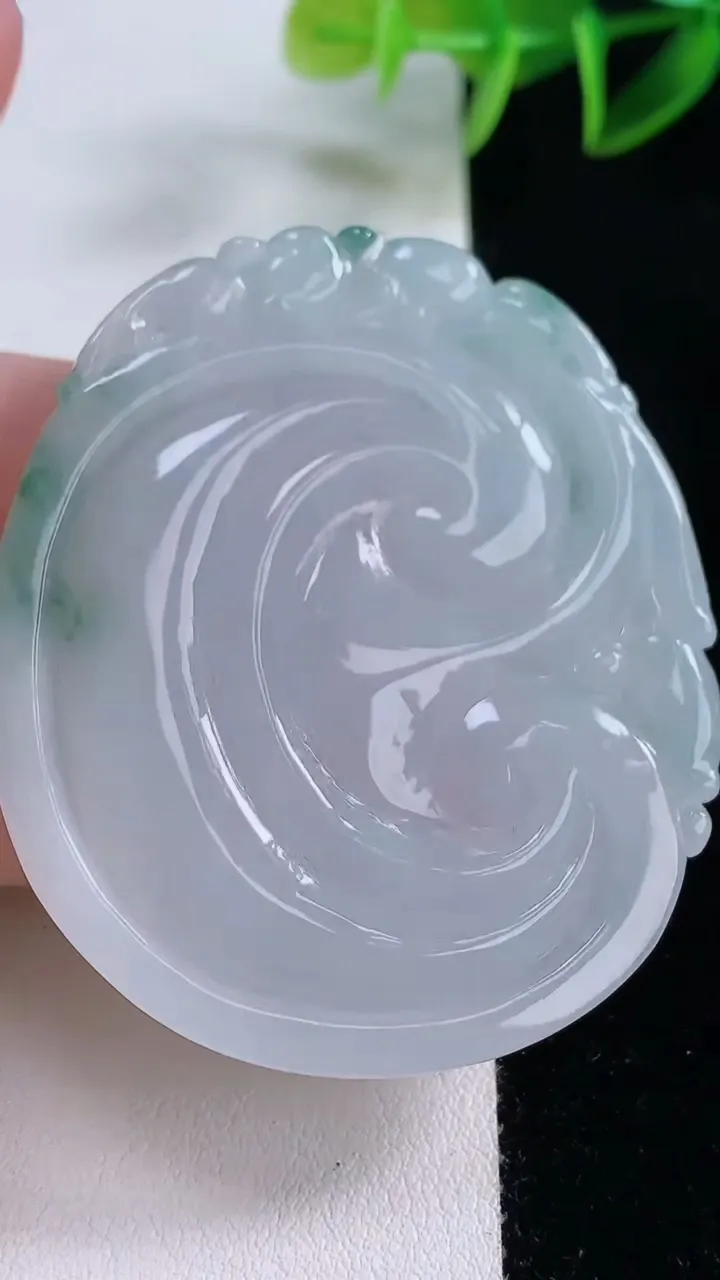 天然A货翡翠冰种飘花如意吊坠，尺寸56.7-48.3-6.2，重量:35.41g
11月24日