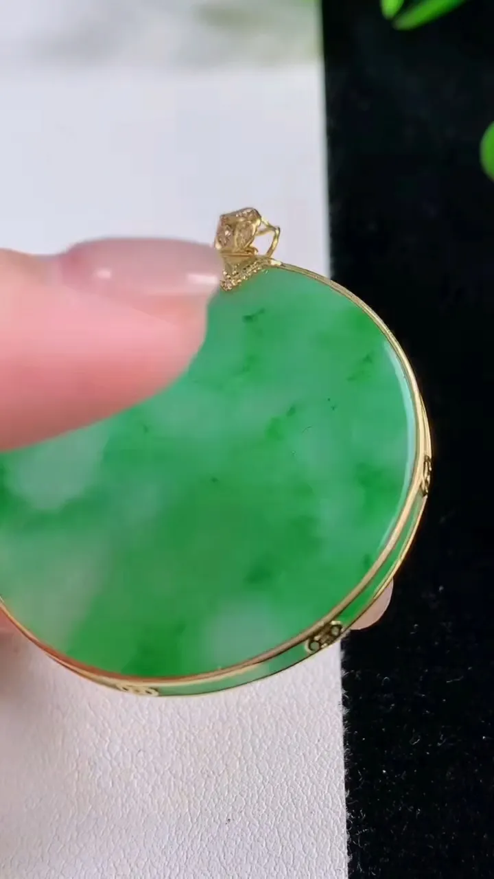 天然A货翡翠无事牌吊坠，尺寸39.5-3，重量:14.56g
11月24日